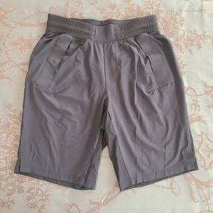 Lululemon Chill Motion Short 9.5" Melanite Gray Men Size Small